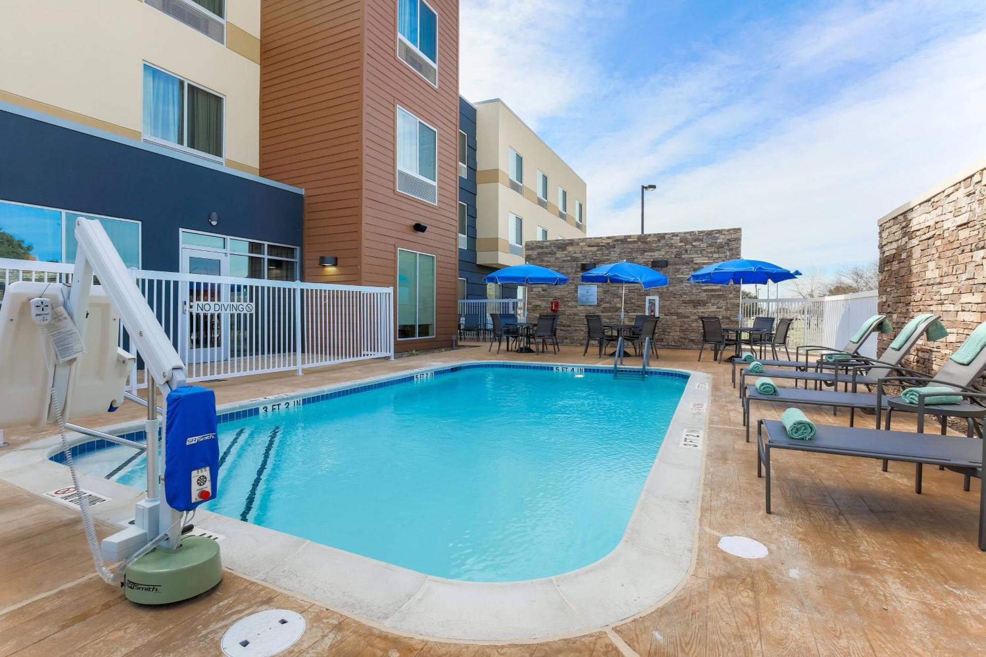 Fairfield Inn & Suites By Marriott Cuero Bagian luar foto